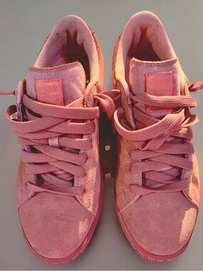 PUMA  Mono Iced  Desert Flower Pink Suede Women’s Sneaker w/Gold Logo Sz 8.5 EUC